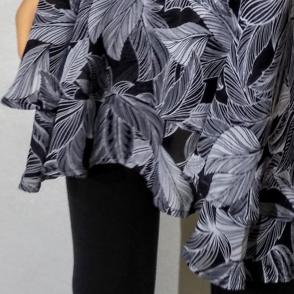 Lane Bryan: V-neck Leaf Print Layered Flowy Top - Picture 6 of 8